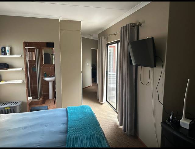 2 BEDROOM FLAT FOR SALE IN NORTHWOLD